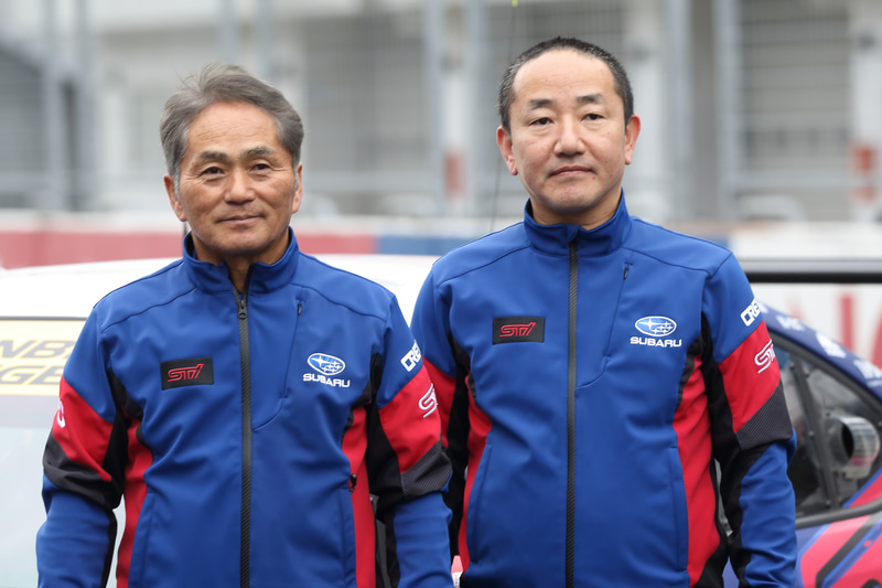 ニュルブルクリンク24時間レースのチーム総監督を務める辰己英治氏（左）、チーム運営監督の沢田拓也氏（右）