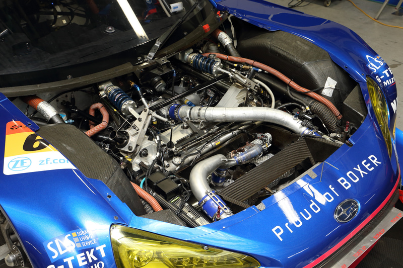 2020年の大きな改良点として、パワートレーンの配置低下を実施。重量物であるエンジンなどをより低くレイアウトすることでコーナーリングスピードを高める