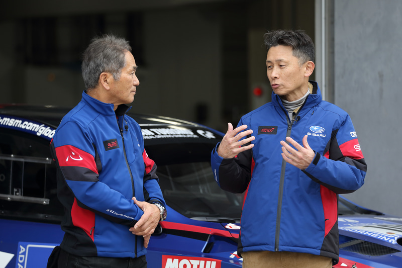 テスト走行の合間には、かつて辰己総監督とコンビを組んでレース参戦したこともあるモータージャーナリストの桂伸一氏が、2016年仕様のSUBARU WRX STIでコース走行するシーンもあった