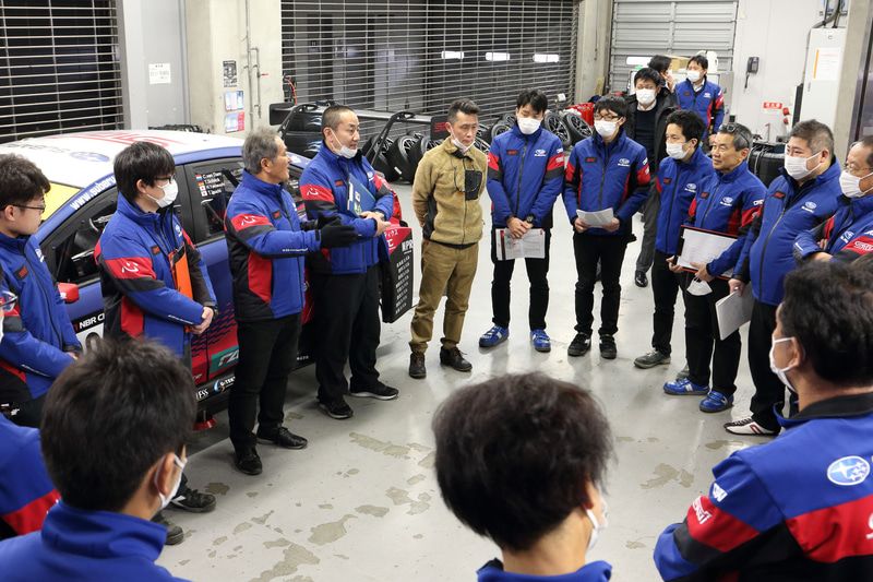 テスト走行の合間には、かつて辰己総監督とコンビを組んでレース参戦したこともあるモータージャーナリストの桂伸一氏が、2016年仕様のSUBARU WRX STIでコース走行するシーンもあった