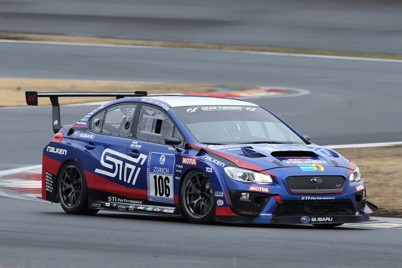 テスト走行の合間には、かつて辰己総監督とコンビを組んでレース参戦したこともあるモータージャーナリストの桂伸一氏が、2016年仕様のSUBARU WRX STIでコース走行するシーンもあった