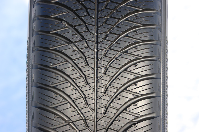 V字型のトレッドパターンには斜めのサイプが入ることでさまざまな方向にエッジが利く形状