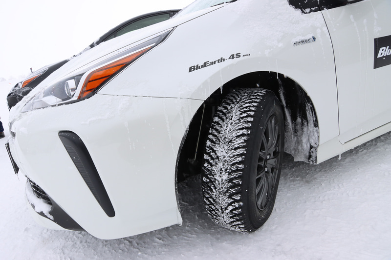 プリウスにブルーアース 4Sを装着して北海道のテストコースを走る