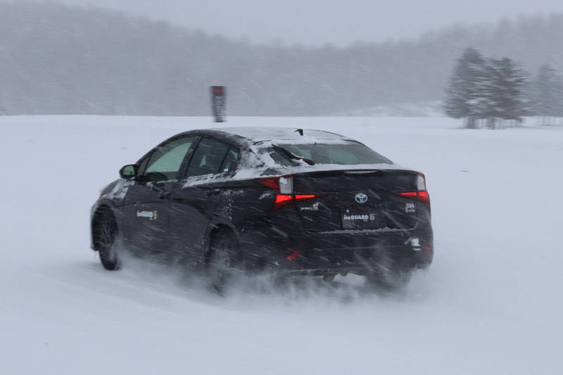 乗り比べると特に横方向のグリップに差を感じた