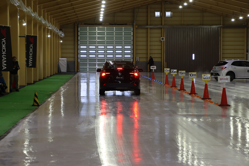 全面氷の氷盤路でブレーキ性能をテスト
