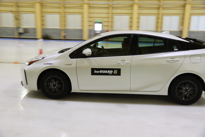 アイス路面は苦手なブルーアース4Sとスタッドレスタイヤのアイスガード 6を比較
