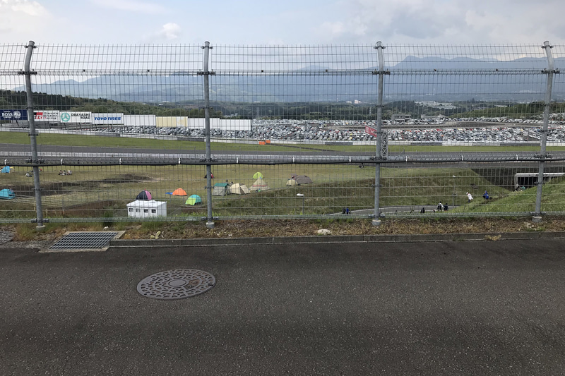 サービスロードからメインストレートに背を向けてコカ・コーラコーナーへ向かうマシンを撮る