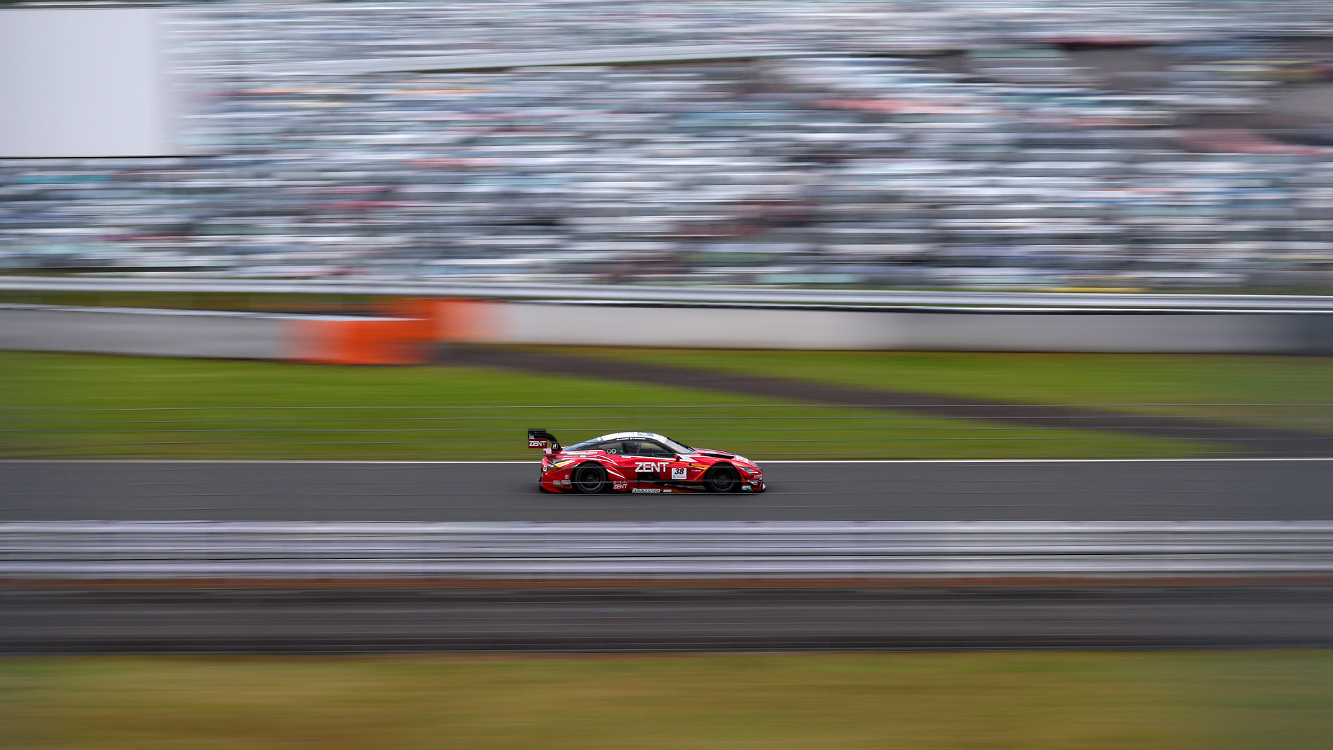 コカ・コーラコーナーへ向かうマシンをメインストレート側から金網越しに撮影した（フルHD）