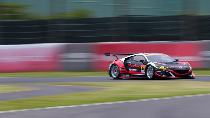 シケインに進入するマシンをスローシャッターで撮影