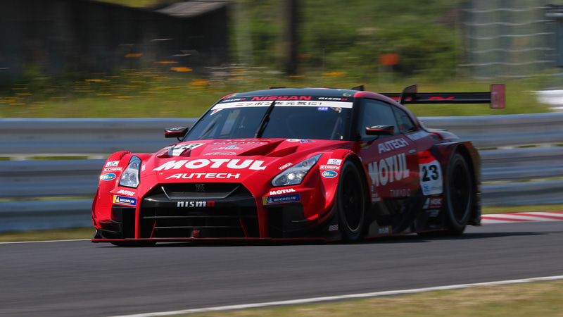 SUPER GTでヘアピンに進入するマシンを撮影