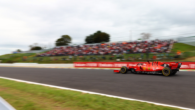 まずはヘアピンの立ち上がりを広角レンズで撮影