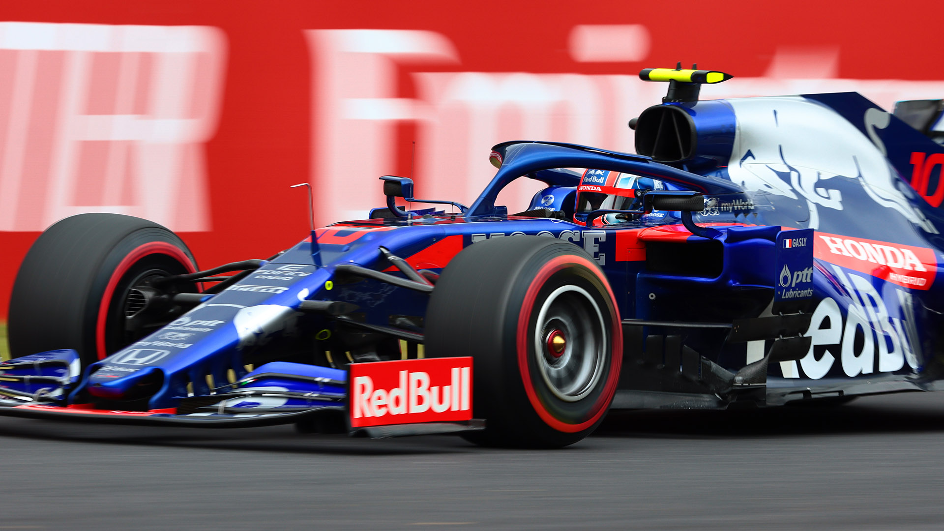 ヘアピンに進入するマシンを300mmのレンズで撮影（フルHD）