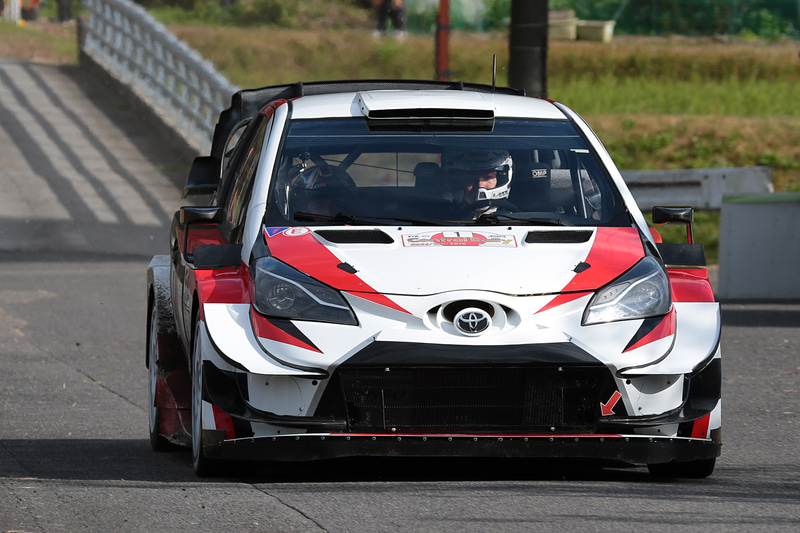 撮影開始、目の前をヤリスが通過