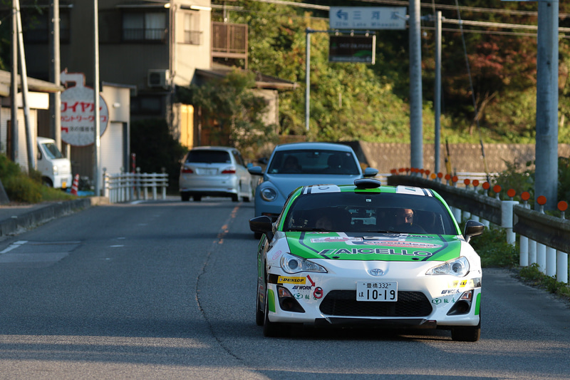 高速道路を使って先まわりし、SSを終えて戻るマシンをリエゾン区間撮影