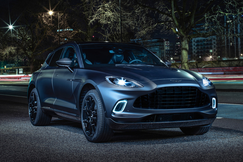 DBX×Q by Aston Martinのテーラーメイド仕様「Commission」では22インチのグロスブラック・ホイールを装備