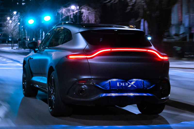 DBX×Q by Aston Martinのテーラーメイド仕様「Commission」では22インチのグロスブラック・ホイールを装備