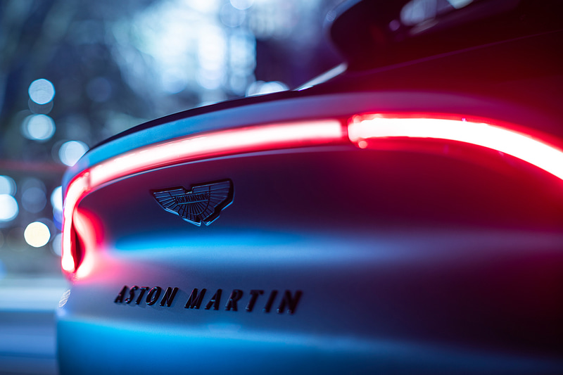 DBX×Q by Aston Martinのテーラーメイド仕様「Commission」では22インチのグロスブラック・ホイールを装備