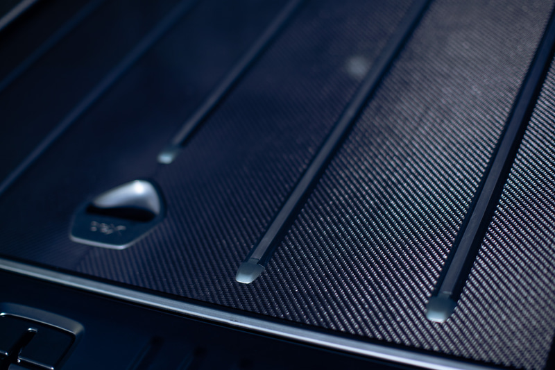 ラゲッジスペースのフロア全体に「ヘリンボーン・カーボンファイバーパネル」を採用