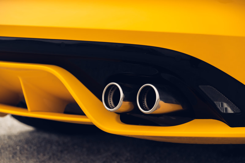 エクステリアではスリムなプレミアムLEDヘッドライトを標準装備するとともに、刷新したクラムシェル・ボンネットにグロスブラックメッシュ仕上げのフロントグリルなどを採用。リアまわりでは「Iペイス」より導入しているLEDシケイン・シグネチャーライトなどを装備する。「R」モデルでは連続可変ダンパーに改良が施されたほか、パドルシフトでのマニュアルシフト操作時のレスポンスがよりクイックになったという