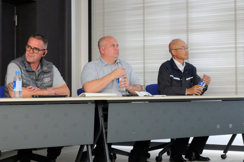 開発を担当したエンジニアの面々。左からメルセデス・ベンツのテストドライバーであるウド・クーン氏、ダイムラー・トラックス・ノースアメリカのブライアン・ダニエルズ氏、三菱ふそうトラック・バス株式会社の木下正昭氏