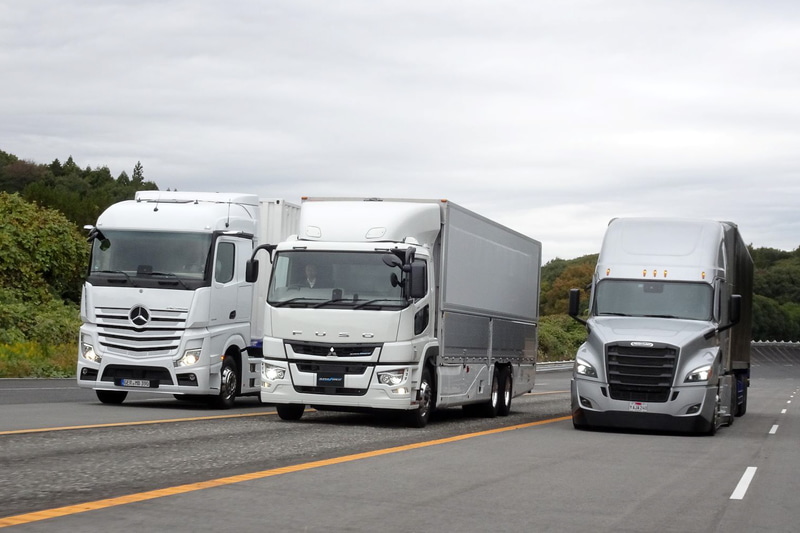 ダイムラー・トラック AG傘下の大型トラック3車