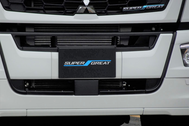 使用しているミリ波レーダーは3車で同じ。それぞれこの位置に搭載される