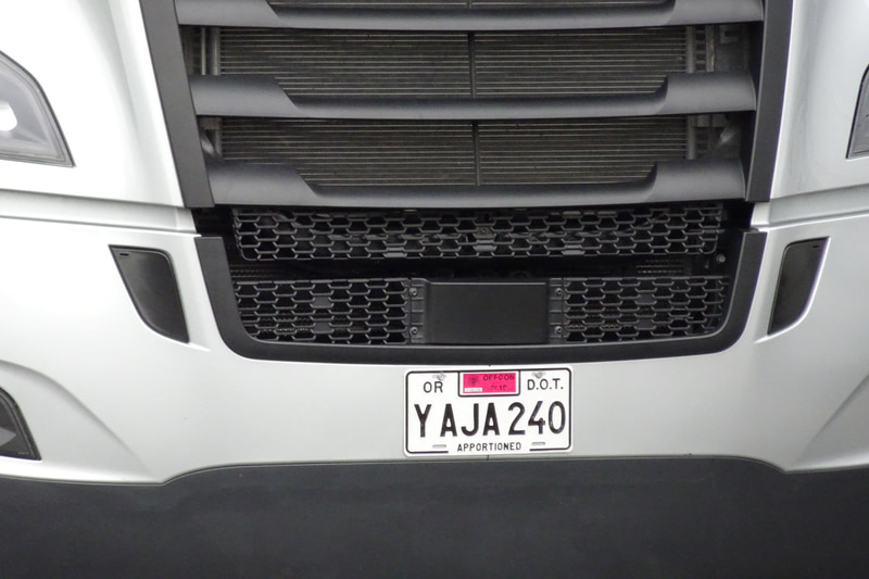 使用しているミリ波レーダーは3車で同じ。それぞれこの位置に搭載される