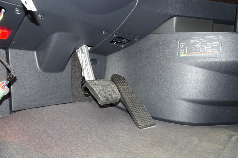 カスケディアのペダル配置。アクセルがオルガン式で、ブレーキが吊り下げ式