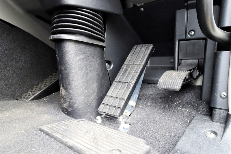 スーパーグレートのペダル配置。アクセルが吊り下げ式で、ブレーキがオルガン式