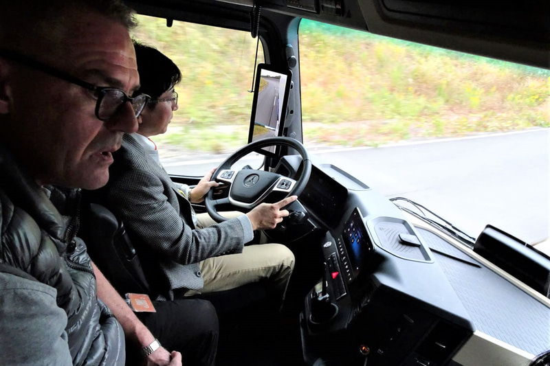 カスケディア（写真左）とアクトロス（写真中、右）によるADA。今回は三菱ふそうのテストコースを使った試乗だったので、公道では許されていない手を放した状態での走行も試してみた。各国各地域の技術指針に則り、手放しが検知されるとほどなくして警報ブザー＆ディスプレイ表示による報知がしっかりと行なわれ、そのまま手放しを続けると60秒しないうちに車線中央維持機能が解除された