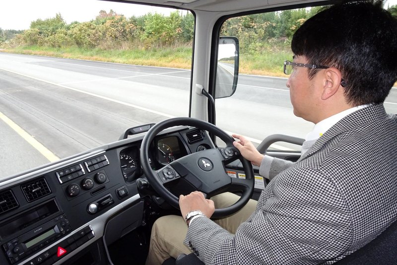 スーパーグレートによるADA。メーター中央のTFT液晶画面にセンサーの認識情報と、ドライバーによる設定情報が同時に表示される