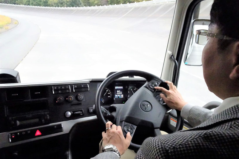 スーパーグレートによるADA。メーター中央のTFT液晶画面にセンサーの認識情報と、ドライバーによる設定情報が同時に表示される