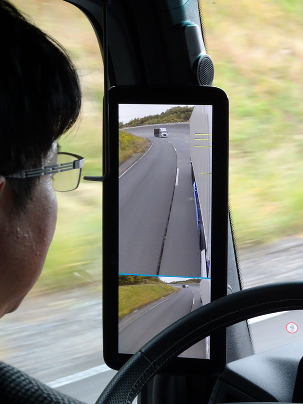 従来のリアビューミラーに代わるミラーカムシステム。このミラーカムシステムは、ドラミラーの鏡を光学式カメラに置き換えた先進安全技術。鏡と比べてより広範囲な後方確認が行なえ、夜間の視認性も向上する。すでにアクトロスには実装されていて、プロフェッショナルドライバーのための支援技術として各国から高い評価を受けている