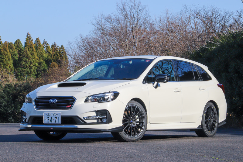 レヴォーグ 2.0 STI Sport EyeSight Black Selection（412万5000円）。撮影車のボディカラーは「クリスタルホワイト・パール」。ボディサイズは4690×1780×1490mm（全長×全幅×全高）で、ホイールベースは2650mm。最小回転半径は5.5m