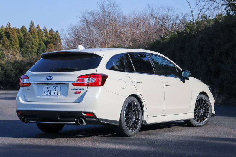 レヴォーグ 2.0 STI Sport EyeSight Black Selection（412万5000円）。撮影車のボディカラーは「クリスタルホワイト・パール」。ボディサイズは4690×1780×1490mm（全長×全幅×全高）で、ホイールベースは2650mm。最小回転半径は5.5m