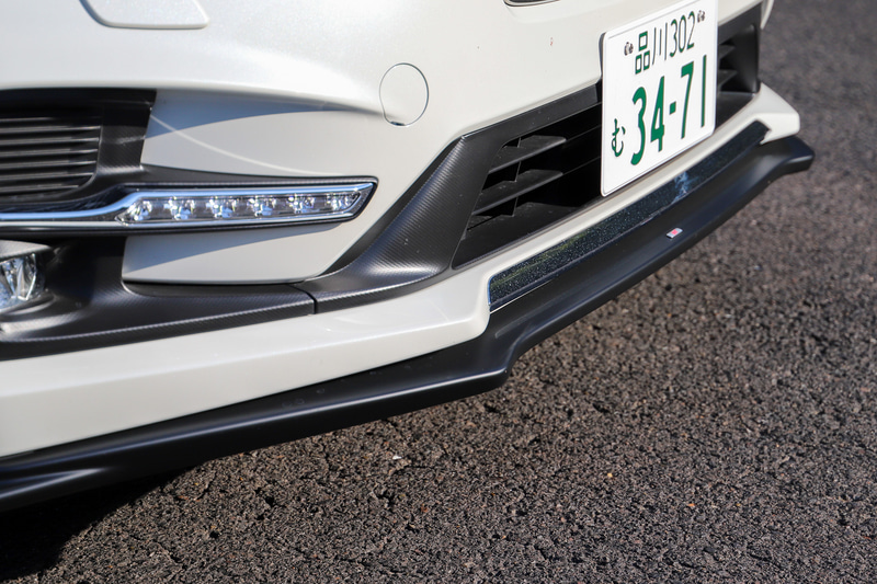 ディーラーオプションとなるSTIエアロパーツのフロントアンダースポイラー、サイドアンダースポイラー、リアサイドアンダースポイラー、リアアンダースポイラーを装着