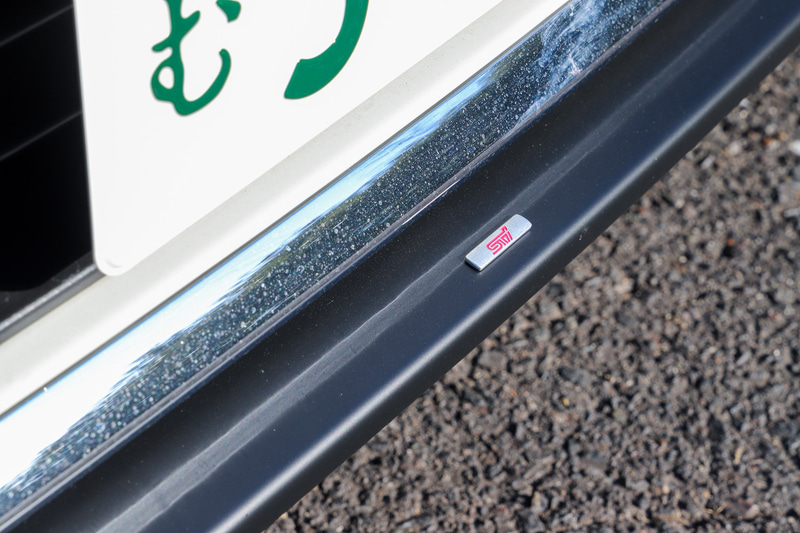 ディーラーオプションとなるSTIエアロパーツのフロントアンダースポイラー、サイドアンダースポイラー、リアサイドアンダースポイラー、リアアンダースポイラーを装着