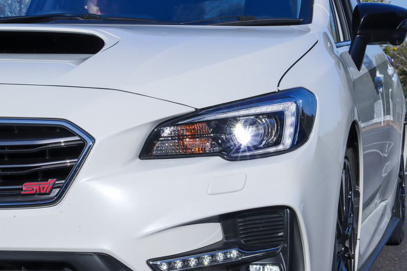 LEDヘッドライトはステアリング連動タイプ