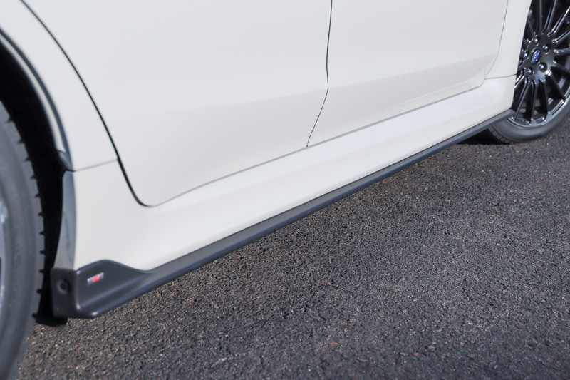 ディーラーオプションとなるSTIエアロパーツのフロントアンダースポイラー、サイドアンダースポイラー、リアサイドアンダースポイラー、リアアンダースポイラーを装着