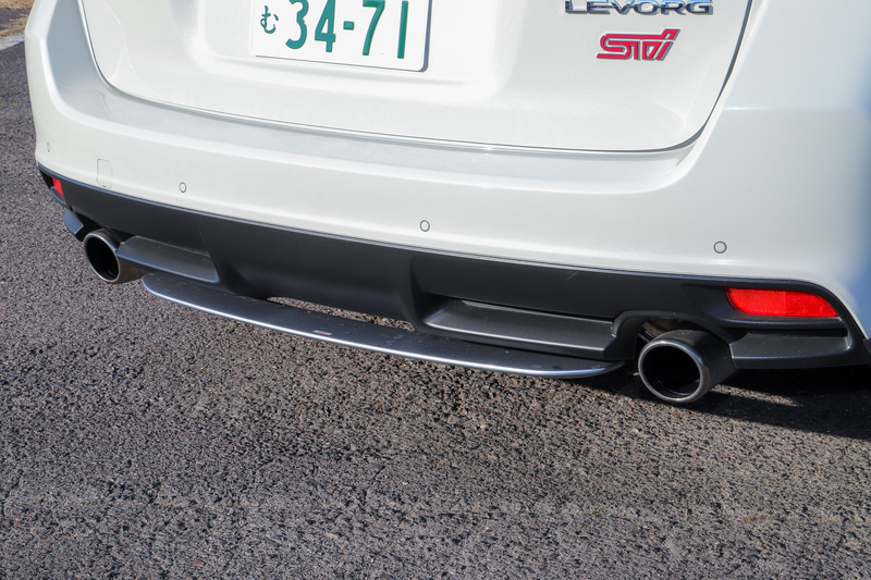 ディーラーオプションとなるSTIエアロパーツのフロントアンダースポイラー、サイドアンダースポイラー、リアサイドアンダースポイラー、リアアンダースポイラーを装着