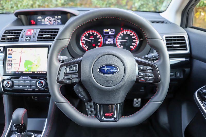 本革巻ステアリングホイールは高触感革を使用。レッドステッチ入り