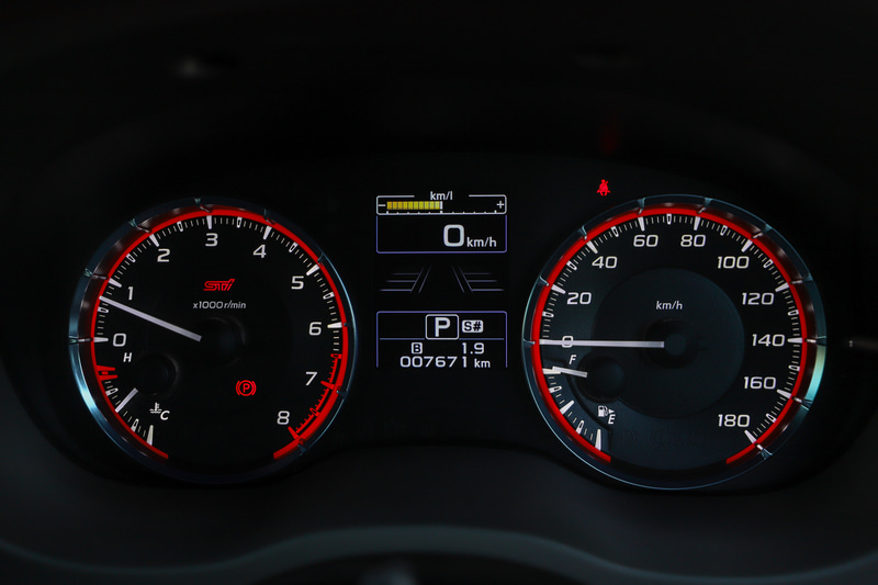 レッドルミネセントメーター。中央には好みに応じて画面を変更できるマルチインフォメーションディスプレイを装着