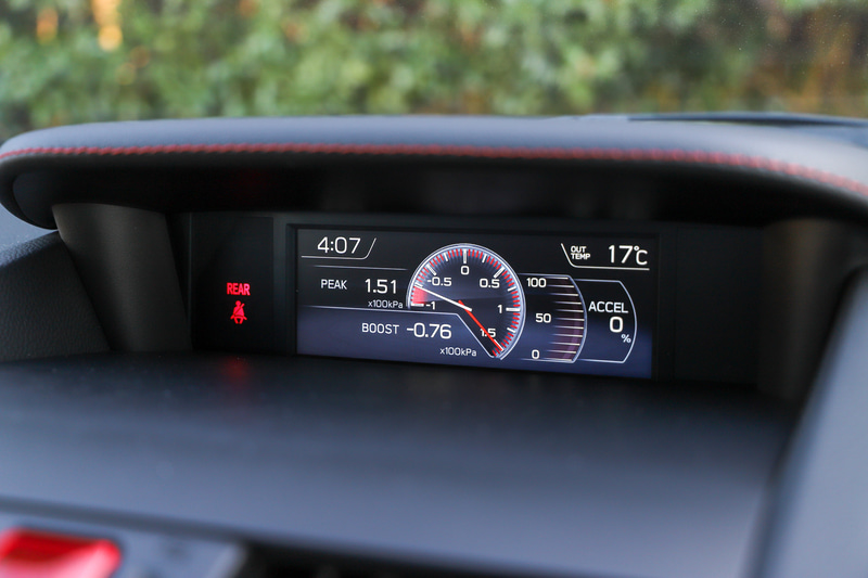 マルチファンクションディスプレイのブースト計表示はレヴォーグの2.0リッター直噴ターボモデルのみに設定される
