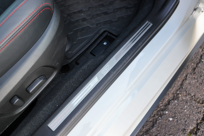 STIロゴ入りのステンレス製サイドシルプレートをフロントに装着