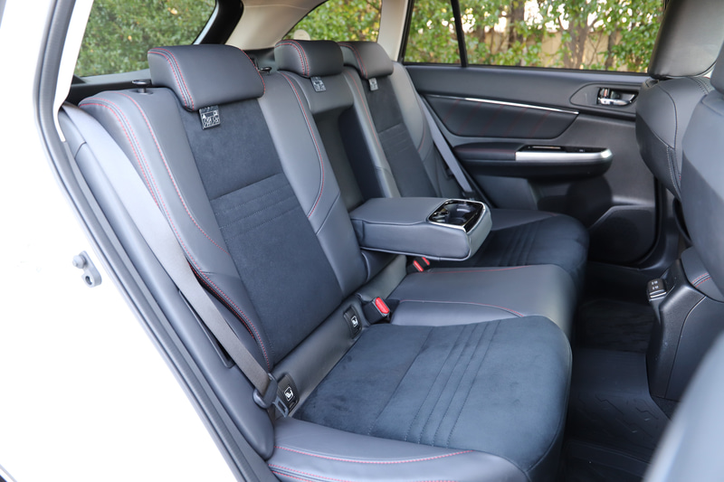 レッドステッチとSTIロゴの入ったRECAROフロントシートをオプション装着