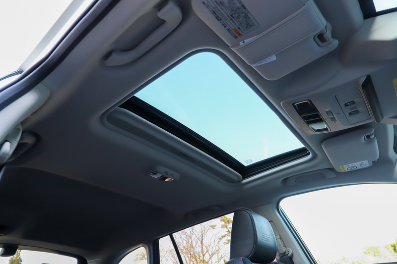 電動チルト＆スライド式のサンルーフはオプション装備