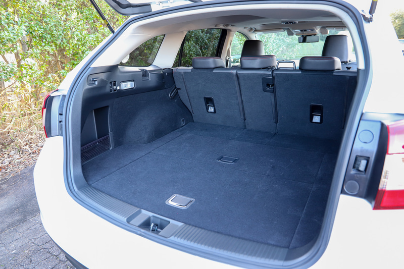 ラゲッジ容量は522Lを確保。フロアボードは前後で2分割されている