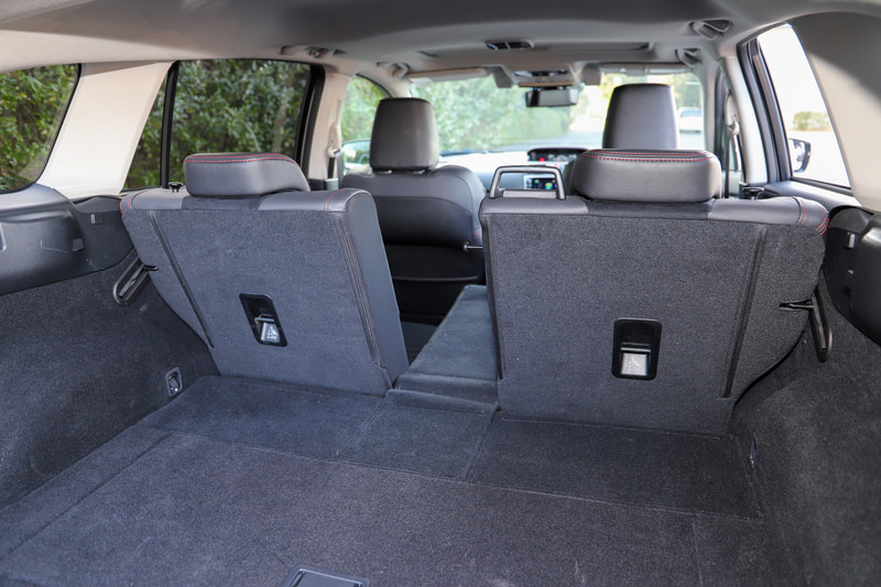 リアシートはこれまでの6：4分割から4：2：4分割可倒式に変更された