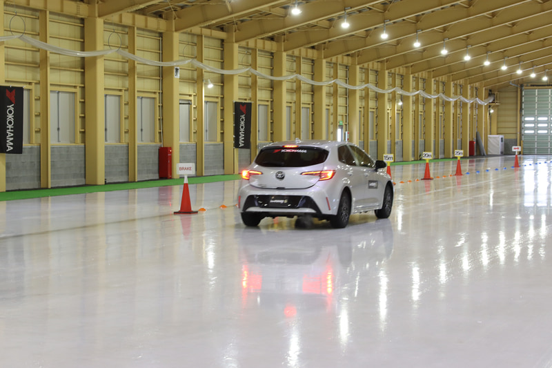 氷盤路でのブレーキで性能の劣化具合を比較する