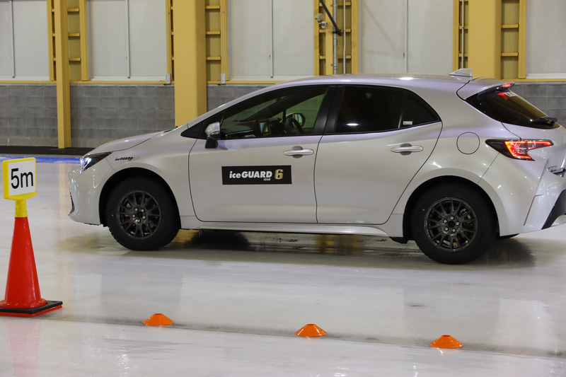 4年経過相当まで劣化させたタイヤと新品を比較したが、その差はわずかだった